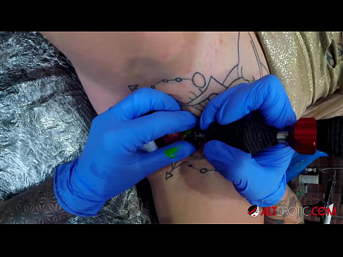 ❤️ Sully Savage, une chaudasse extrêmement tatouée, s'est fait tatouer le clitoris. Super porno at fr.com-porn-zog.ru